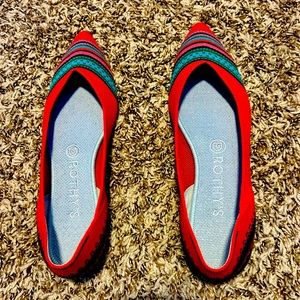 Gently used Rothys flat, no damage.